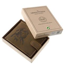 GreenDeed márkacsaládunk egyik legújabb minőségi terméke ez a valódi bőr férfi pénztárca, átkapcsoló nyelvvel zárható, barna színű modell.