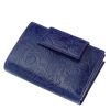 Egyedi kialakítású, minőségi valódi bőr felhasználásával készült női pénztárca kék színben, felületén dekoratív inda- és virágnyomattal.