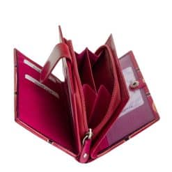 Minőségi marha bőrből készült kézzel festett mintával ez a nagy méretű női pénztárca, pink valódi bőr külsején dekoratív mintával.