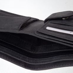 Kis méretű, kompakt fekete férfi pénztárca, mely természetes hatású valódi bőr alapanyagból készült, RFID védelemmel díszdobozos kivitelben.