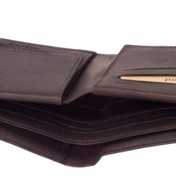 Minőségi, valódi bőr felhasználásával készült barna színű férfi pénztárca díszdobozba csomagolva, klasszikus külső és belső jegyekkel.